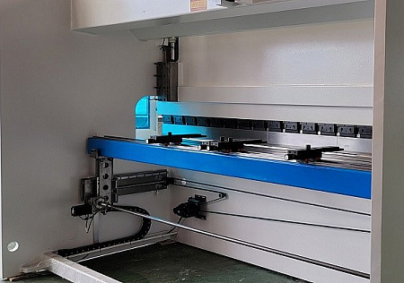 MetalTec HBM 63/2500C Листогибочные гидравлические прессы с ЧПУ контроллером TP10S
