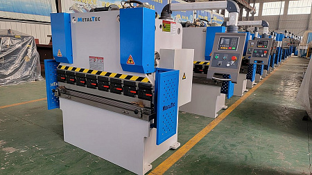 Листогибочный гидравлический пресс MetalTec HBM 125/3200M (Е22, ручная компенсация прогиба, инвертор заднего упора)
